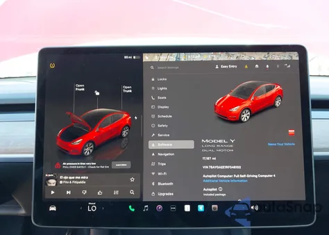 2024 Tesla Model Y Long Range Dual Motor All-Wheel Drive z USA, uszkodzony, nr VIN 7SAYGAEE1RF048102